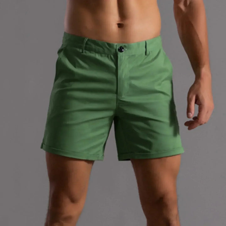 Męskie eleganckie beżowe szorty chino na lato, z praktycznymi kieszeniami, klasycznym designem i nowoczesnym komfortem dla casualowego stylu.