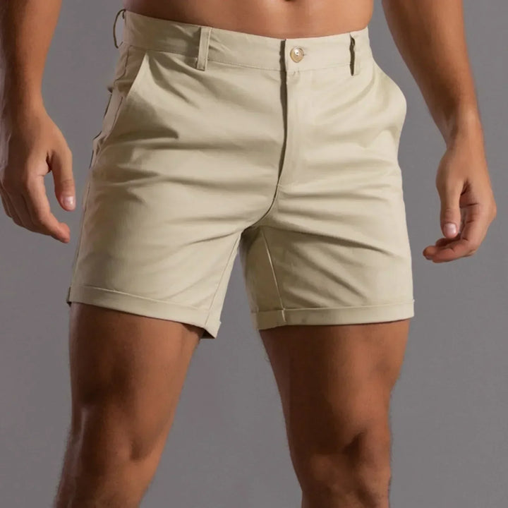 Męskie eleganckie beżowe szorty chino na lato, z praktycznymi kieszeniami, klasycznym designem i nowoczesnym komfortem dla casualowego stylu.