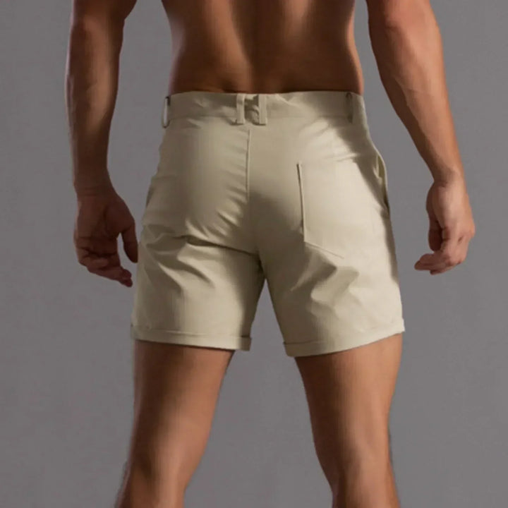Męskie eleganckie beżowe szorty chino na lato, z praktycznymi kieszeniami, klasycznym designem i nowoczesnym komfortem dla casualowego stylu.