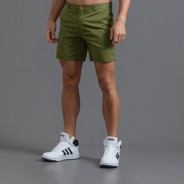 Męskie spodenki chino w kolorze khaki, średniej długości, eleganckie, idealne na letni, swobodny styl.