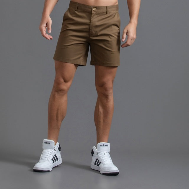 Męskie spodenki chino w kolorze khaki, średniej długości, eleganckie, idealne na letni, swobodny styl.