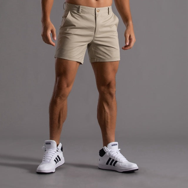 Męskie spodenki chino w kolorze khaki, średniej długości, eleganckie, idealne na letni, swobodny styl.