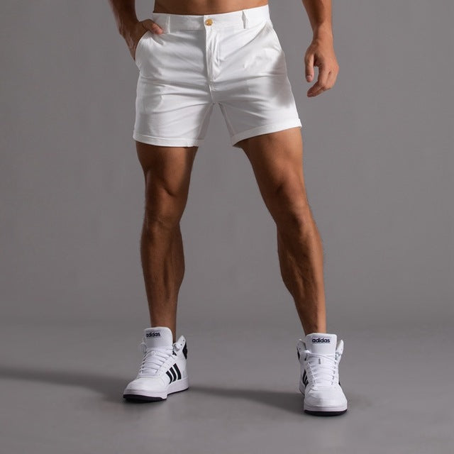Męskie spodenki chino w kolorze khaki, średniej długości, eleganckie, idealne na letni, swobodny styl.