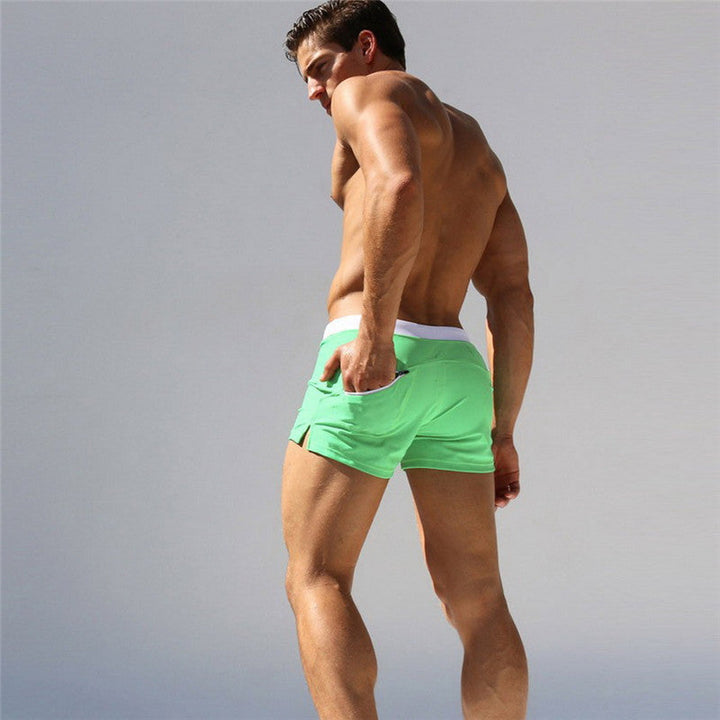 Męskie kąpielówki, wygodne, szybkoschnące, z eleganckim miejskim designem, elastyczny materiał dla swobody ruchów.