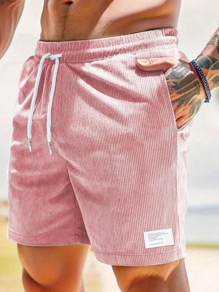 Męskie szorty sztruksowe, luźny krój, ciemny kolor, idealne na lato, łączące elegancję i komfort.