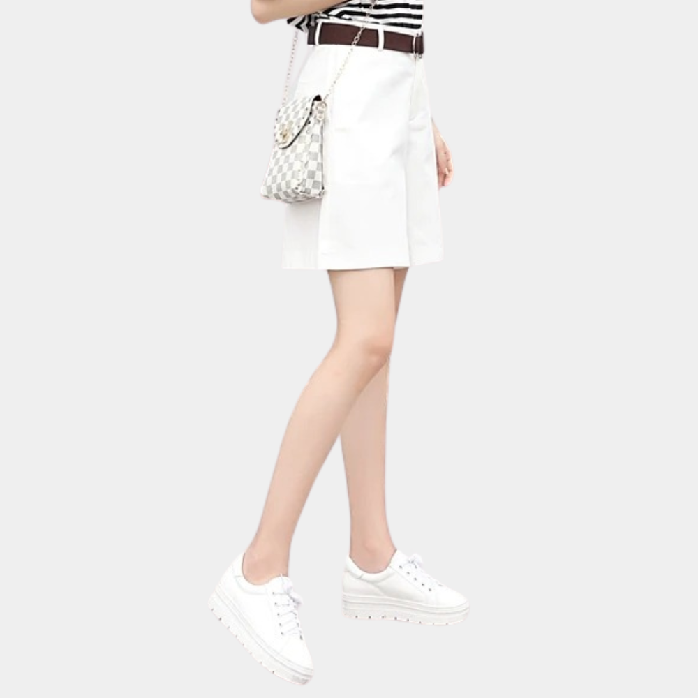 Eleganckie spodenki damskie Pierrette w kolorze białym, krój bermuda, komfort i stylowy szyk, nowoczesny i swobodny wygląd, lato.