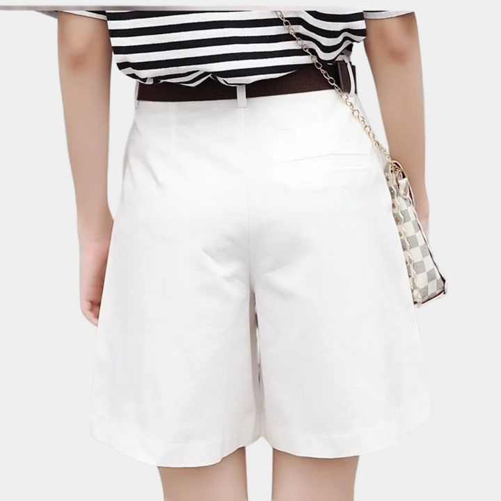 Eleganckie spodenki damskie Pierrette w kolorze białym, krój bermuda, komfort i stylowy szyk, nowoczesny i swobodny wygląd, lato.