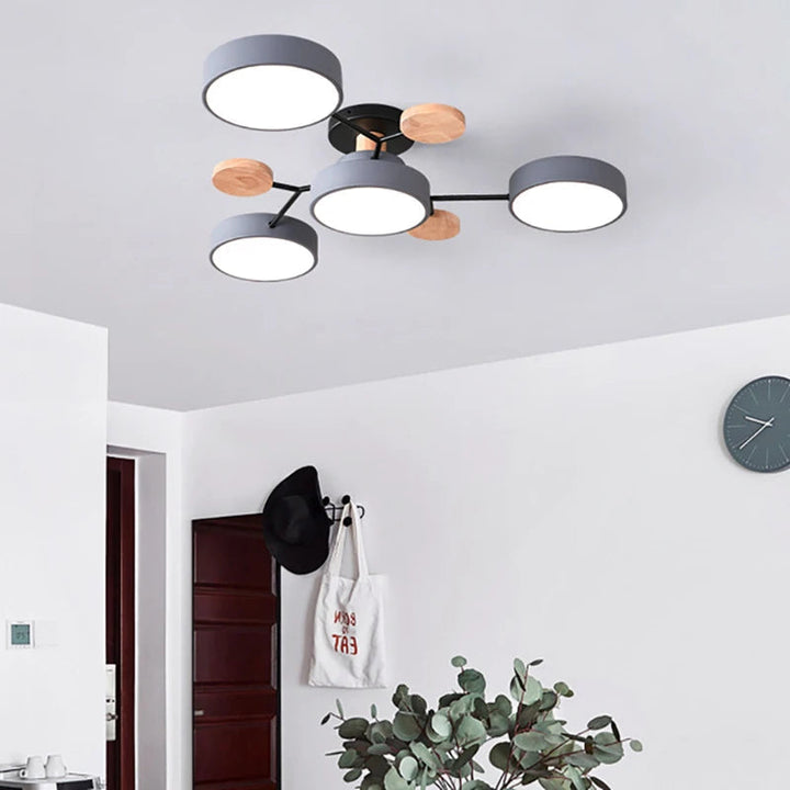 Designerska metalowa lampa sufitowa, smukła i elegancka. Nowoczesne oświetlenie do salonu z ręcznym detalem.