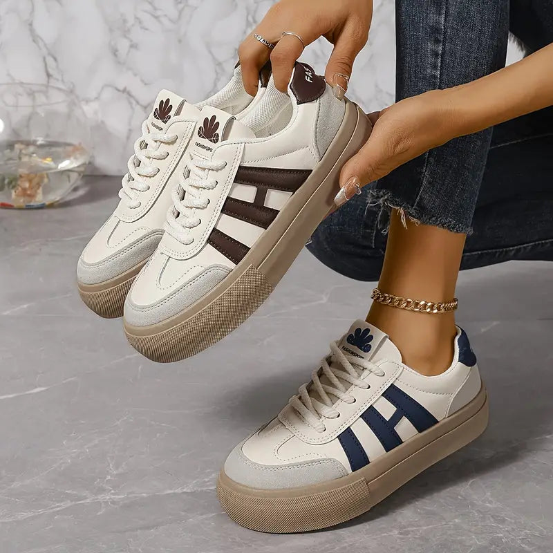 Detale niebiesko-brązowych sneakersów damskich, z komfortową amortyzacją, idealne do miejskich stylizacji