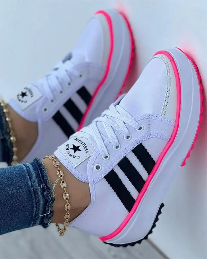 Białe damskie sneakersy, wygodne i nowoczesne, z amortyzowanymi podeszwami i jasnym designem.