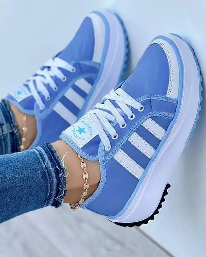 Białe damskie sneakersy, wygodne i nowoczesne, z amortyzowanymi podeszwami i jasnym designem.