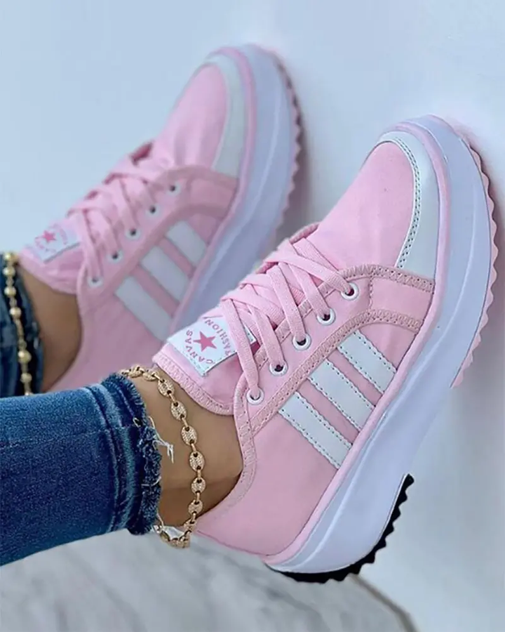 Białe damskie sneakersy, wygodne i nowoczesne, z amortyzowanymi podeszwami i jasnym designem.