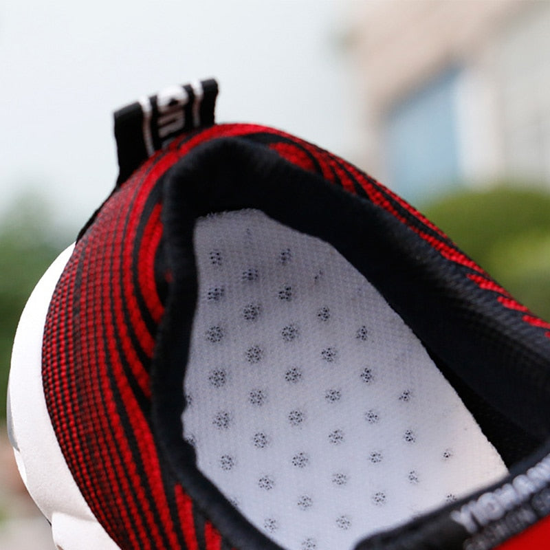 Męskie sneakersy ortopedyczne, eleganckie, w kolorze czerwonym, niebieskim lub czarnym, z antypoślizgową podeszwą, nowoczesny komfort i styl.