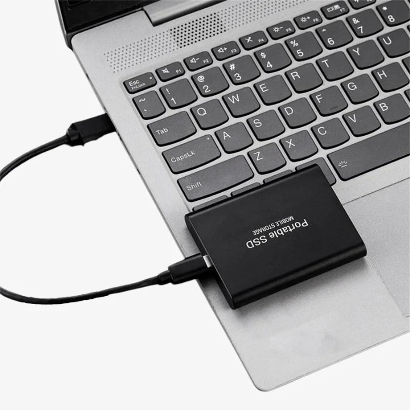 Kompaktowy i szybki zewnętrzny dysk SSD z aluminium, interfejs USB 3.1, widok z góry, idealny do przenośnego przechowywania danych.