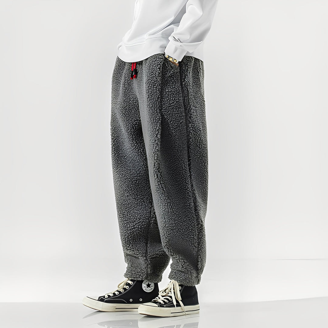 Męskie polarowe spodnie Teddy. Luźny krój, idealne na casualowy dzień, athleisure i zimowy komfort.