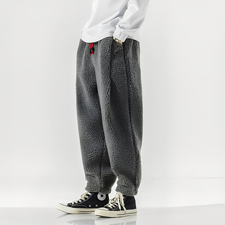 Męskie polarowe spodnie Teddy. Luźny krój, idealne na casualowy dzień, athleisure i zimowy komfort.
