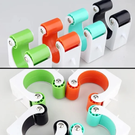 Solidny plastikowy uchwyt ścienny na rower, niebieski, optymalizujący przestrzeń i ułatwiający praktyczne pionowe przechowywanie.