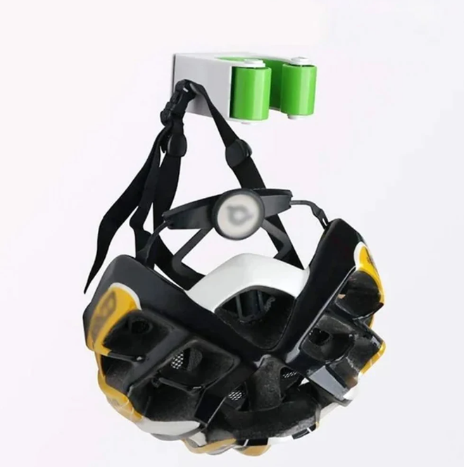 Solidny plastikowy uchwyt ścienny na rower, niebieski, optymalizujący przestrzeń i ułatwiający praktyczne pionowe przechowywanie.