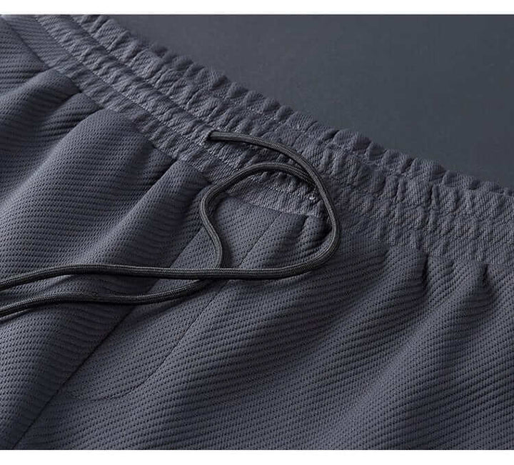 Stylowy, nowoczesny dres męski, z oddychającej tkaniny i dopracowanym krojem, z eleganckimi detalami, idealny do sportu i wyjść miejskich.