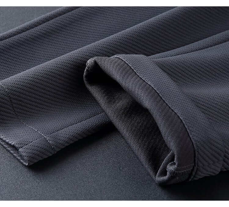 Stylowy, nowoczesny dres męski, z oddychającej tkaniny i dopracowanym krojem, z eleganckimi detalami, idealny do sportu i wyjść miejskich.