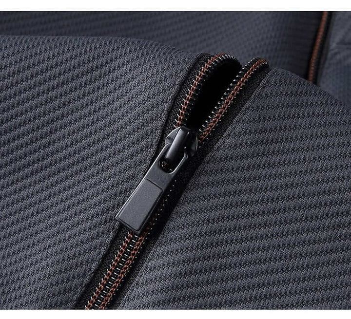 Stylowy, nowoczesny dres męski, z oddychającej tkaniny i dopracowanym krojem, z eleganckimi detalami, idealny do sportu i wyjść miejskich.