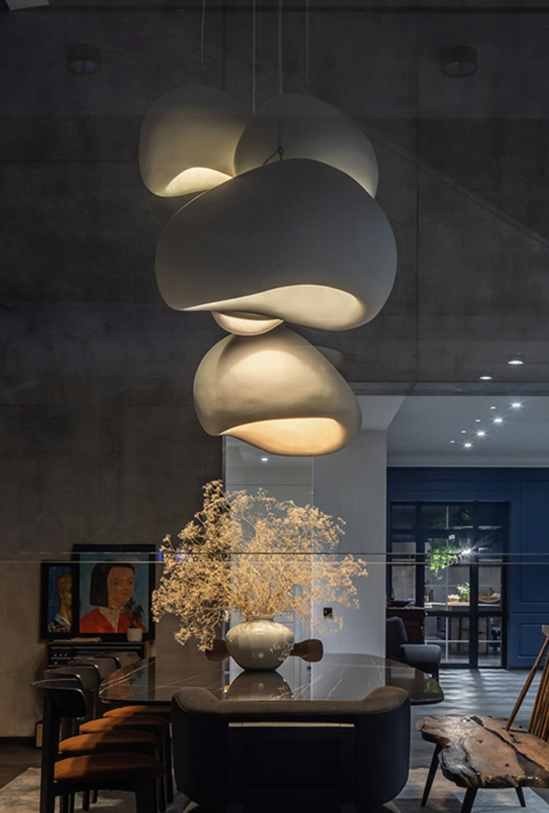 Nowoczesna lampa wisząca Kanso o czystym designie, w stylu Wabi Sabi, w jasnych i szarych odcieniach, z nowoczesnymi liniami, tworząca spokojną atmosferę we wnętrzu.