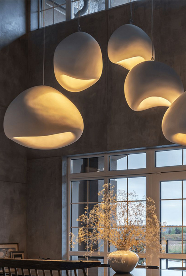 Nowoczesna lampa wisząca Kanso o czystym designie, w stylu Wabi Sabi, w jasnych i szarych odcieniach, z nowoczesnymi liniami, tworząca spokojną atmosferę we wnętrzu.