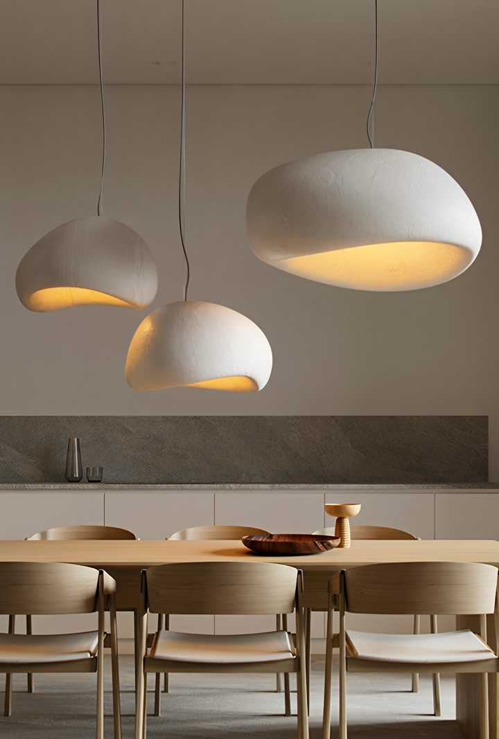 Nowoczesna lampa wisząca Kanso o czystym designie, w stylu Wabi Sabi, w jasnych i szarych odcieniach, z nowoczesnymi liniami, tworząca spokojną atmosferę we wnętrzu.