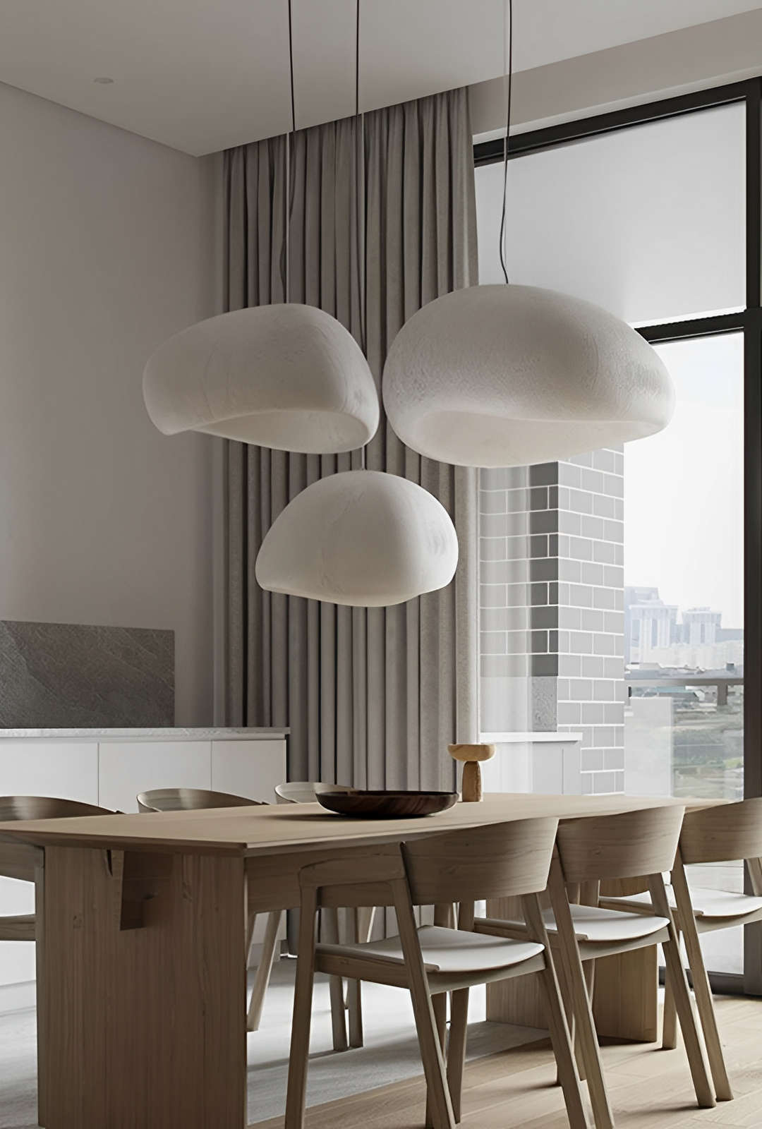 Nowoczesna lampa wisząca Kanso o czystym designie, w stylu Wabi Sabi, w jasnych i szarych odcieniach, z nowoczesnymi liniami, tworząca spokojną atmosferę we wnętrzu.