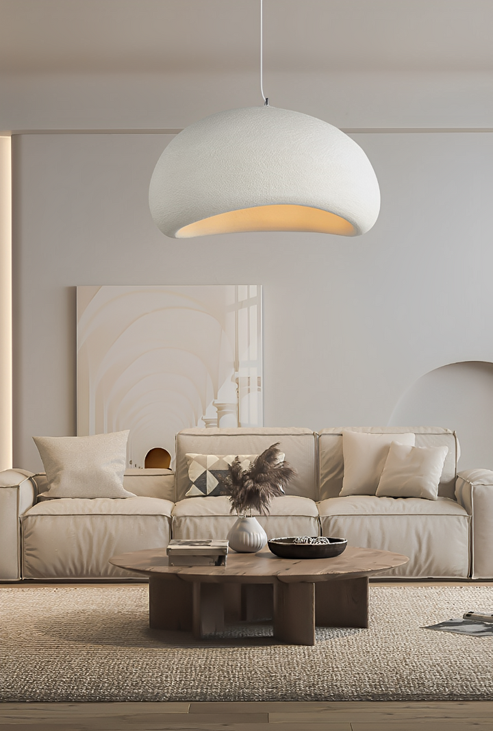 Nowoczesna lampa wisząca Kanso o czystym designie, w stylu Wabi Sabi, w jasnych i szarych odcieniach, z nowoczesnymi liniami, tworząca spokojną atmosferę we wnętrzu.