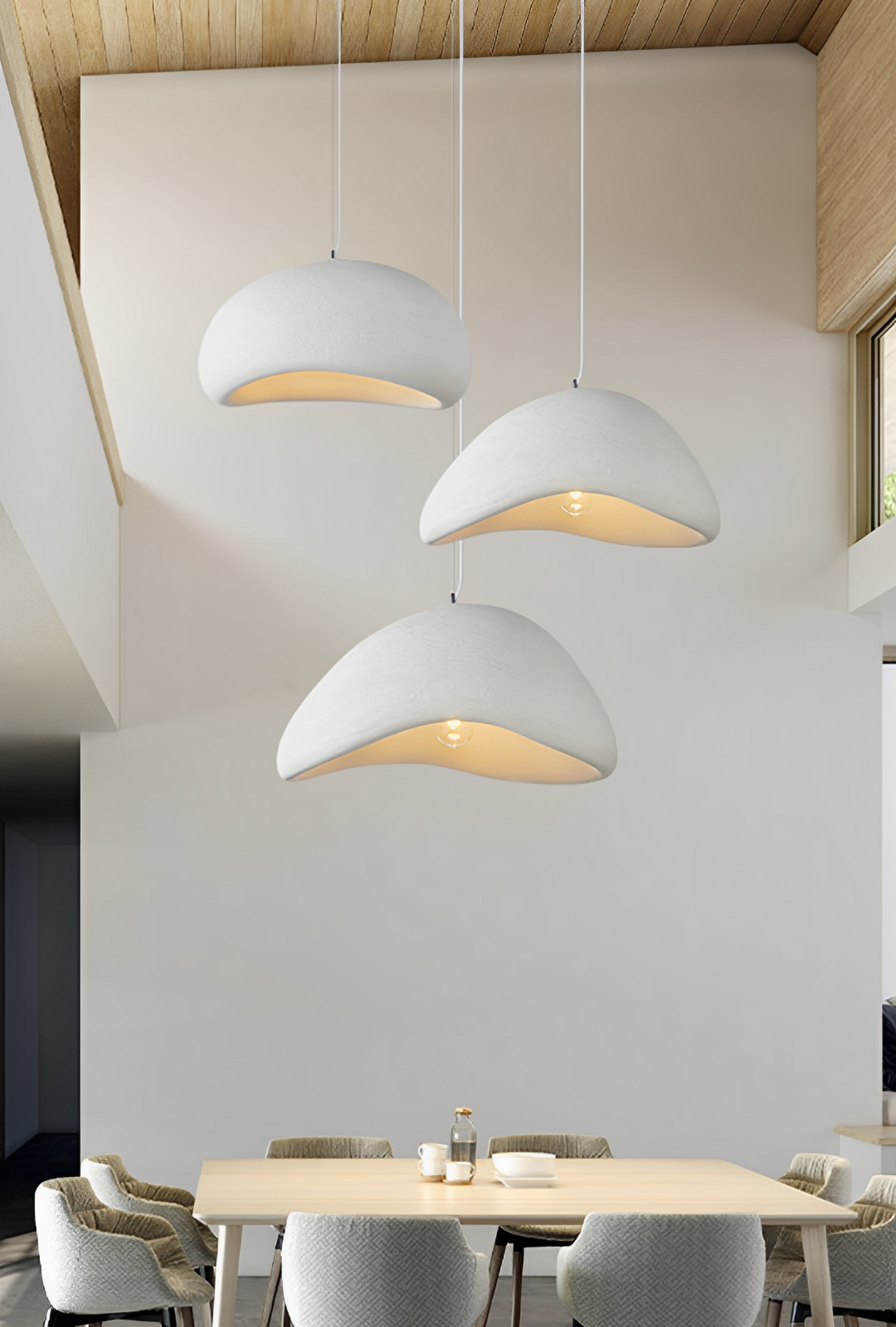 Nowoczesna lampa wisząca Kanso o czystym designie, w stylu Wabi Sabi, w jasnych i szarych odcieniach, z nowoczesnymi liniami, tworząca spokojną atmosferę we wnętrzu.