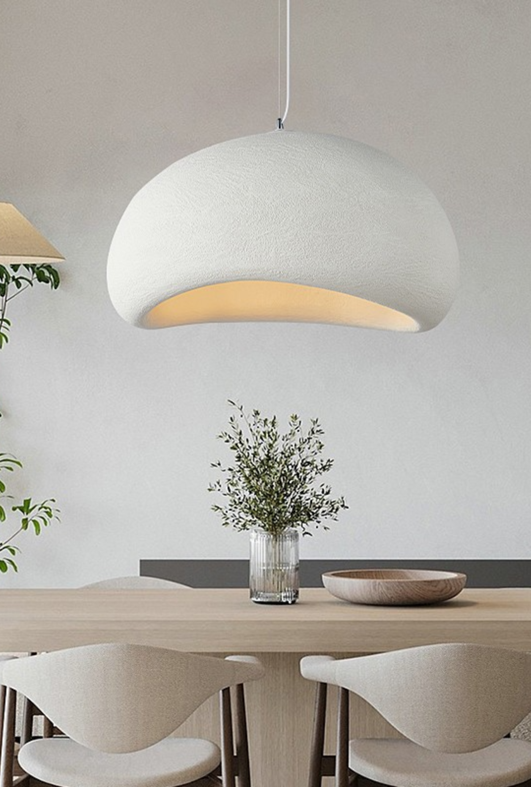 Nowoczesna lampa wisząca Kanso o czystym designie, w stylu Wabi Sabi, w jasnych i szarych odcieniach, z nowoczesnymi liniami, tworząca spokojną atmosferę we wnętrzu.