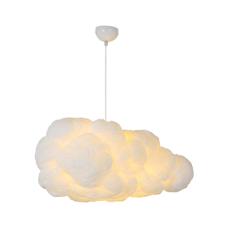 Nowoczesna biała lampa wisząca w kształcie chmury, stylizowana lampa powietrzna do współczesnego wnętrza, tworząca kojącą i elegancką atmosferę.