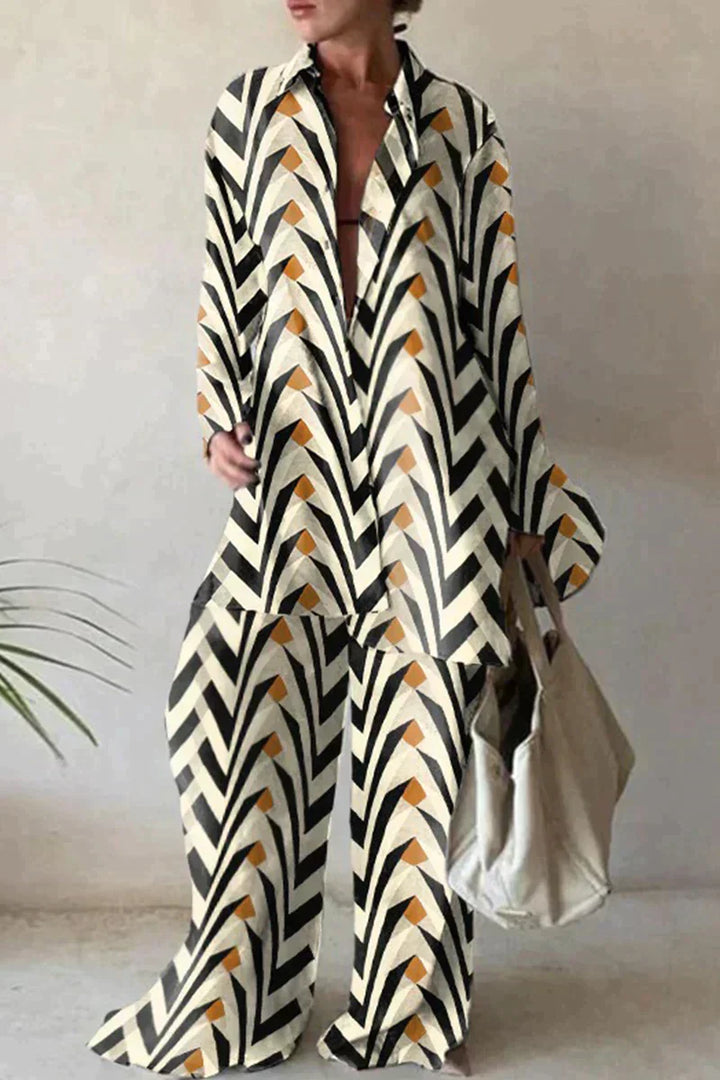 Damski garnitur spodnie z eleganckim geometrycznym wzorem, luźny krój, bluzka z długimi rękawami dla nowoczesnego stylu.