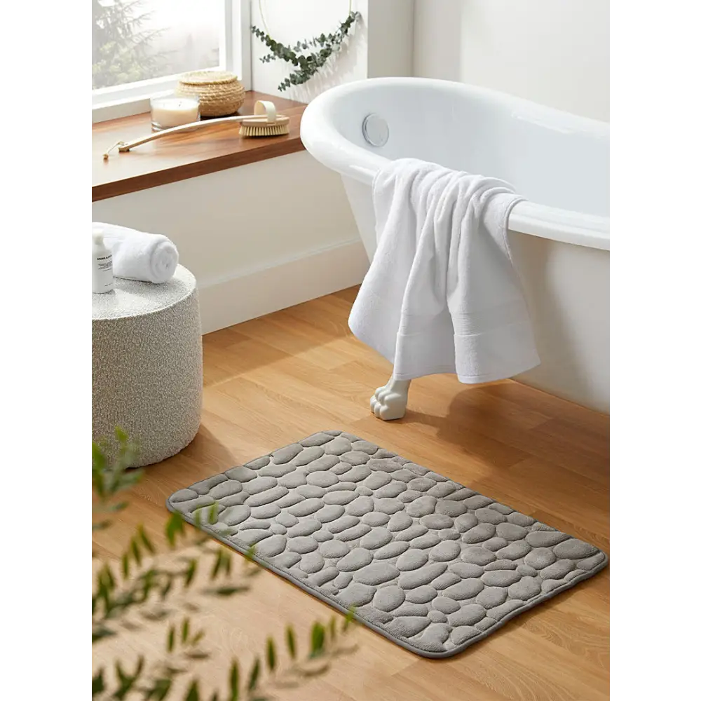 Antypoślizgowy i ultra-chłonny dywanik łazienkowy GaletConfort o kamiennym wzorze, w kolorze białym, 40x60 cm.