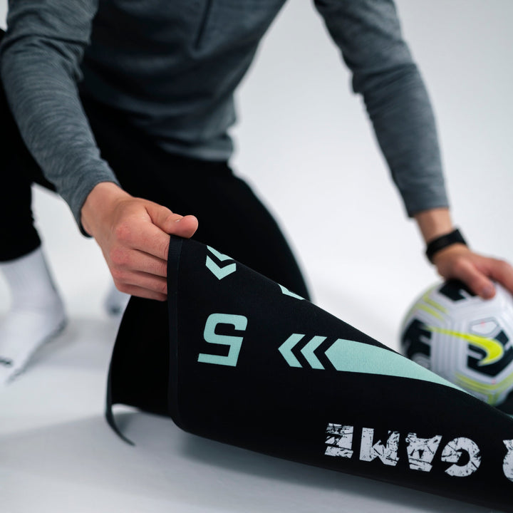 Profesjonalna mata do piłki nożnej dla dzieci, zwiększająca umiejętności ruchowe i precyzję podań. Kompaktowa i łatwa do przechowywania.