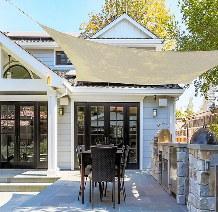 Beżowa luksusowa wodoodporna tkanina cieniująca, zainstalowana na tarasie, z ochroną UV i nowoczesną elegancją.