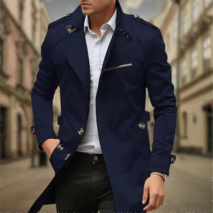Męski klasyczny płaszcz typu trench w odcieniu beżu, o ponadczasowym designie, chroniący przed deszczem.