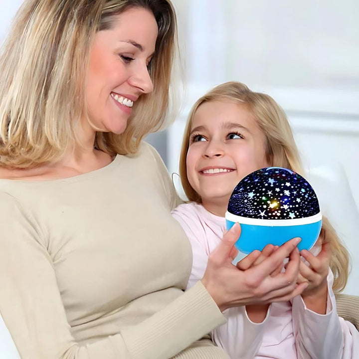 Lampka nocna dla dzieci z projekcją gwiazd na suficie, tworząca kojącą atmosferę, dostępna w kolorach: niebieskim, fioletowym, czarnym i różowym do pokoju dziecka.