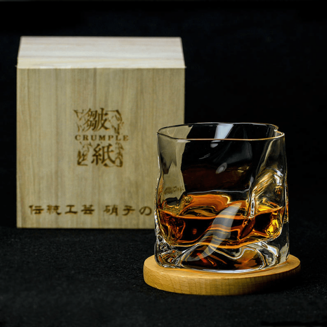 Japońska szklanka do whisky Edo Kiriko o unikalnym designie ze zgniecionej butelki, z grawerowanymi wzorami i nowoczesną estetyką.