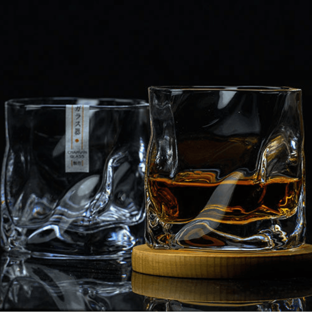 Japońska szklanka do whisky Edo Kiriko o unikalnym designie ze zgniecionej butelki, z grawerowanymi wzorami i nowoczesną estetyką.