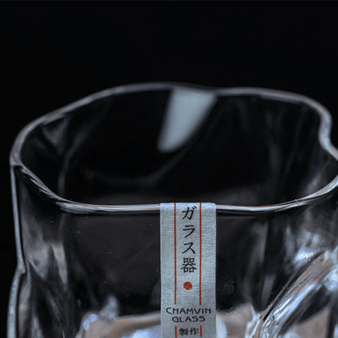Japońska szklanka do whisky Edo Kiriko o unikalnym designie ze zgniecionej butelki, z grawerowanymi wzorami i nowoczesną estetyką.