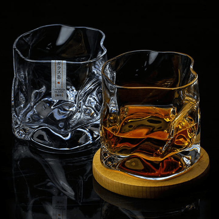 Japońska szklanka do whisky Edo Kiriko o unikalnym designie ze zgniecionej butelki, z grawerowanymi wzorami i nowoczesną estetyką.