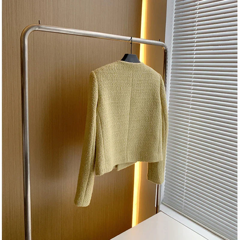 Damski blazer tweedowy, elegancki, dwurzędowy, biały. Szykowny i ponadczasowy styl dla wyrafinowanego wyglądu.