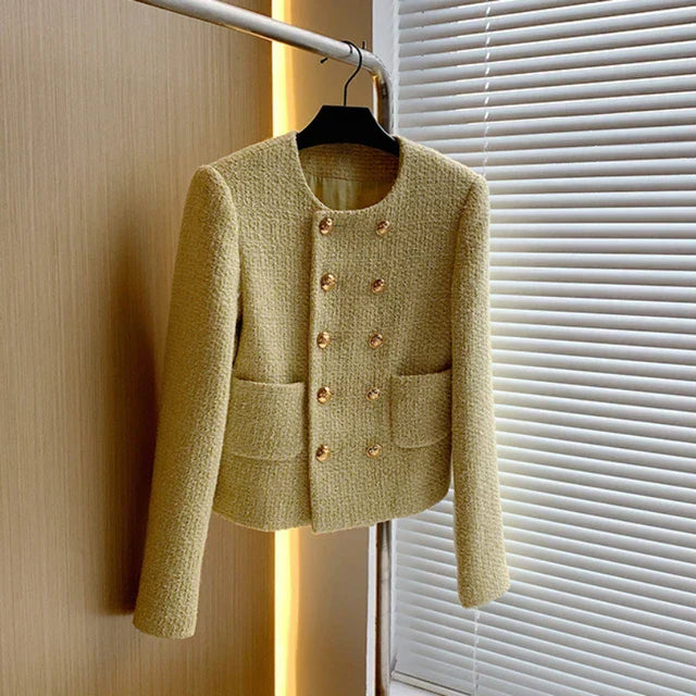 Damski blazer tweedowy, elegancki, dwurzędowy, biały. Szykowny i ponadczasowy styl dla wyrafinowanego wyglądu.