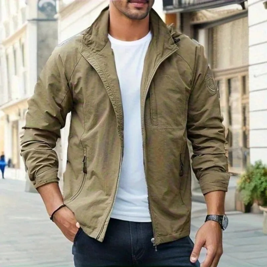 "Veste cargo légère homme été vue de devant, multiples poches, style moderne, parfait pour temps chaud et activités estivales