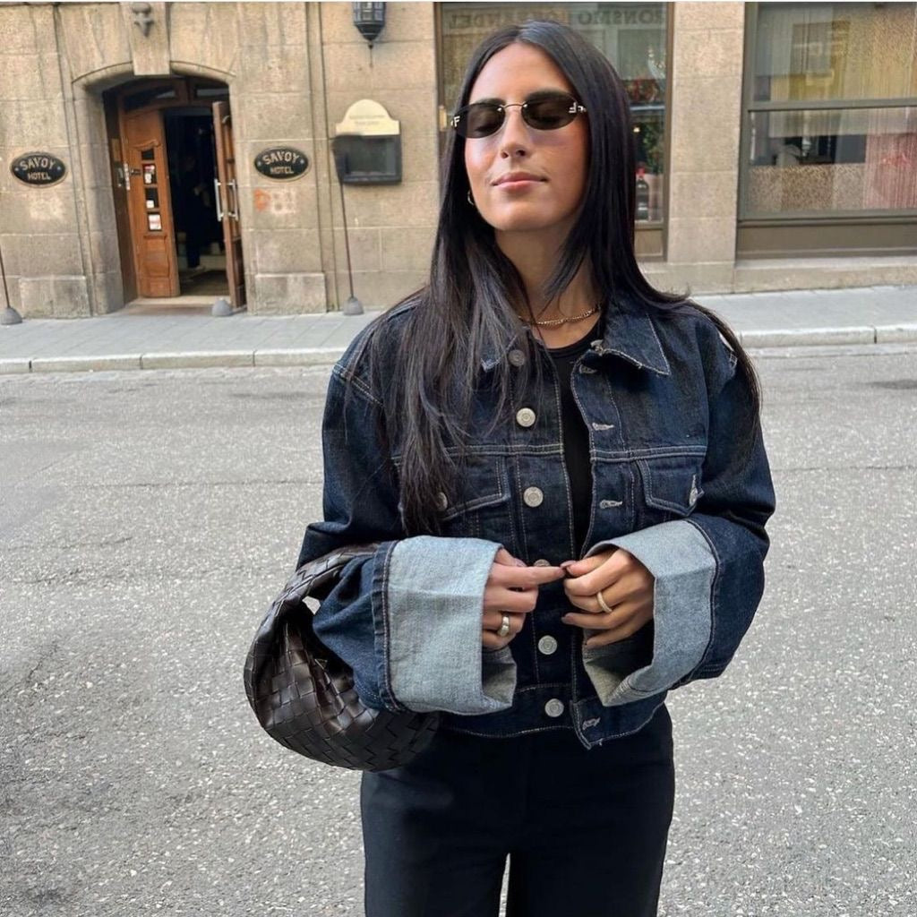 Damska krótka kurtka jeansowa z metalowymi guzikami i szerokie jeansy z wysokim stanem.