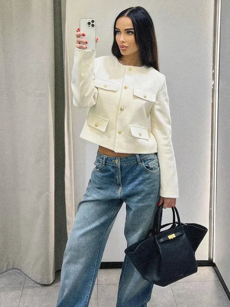 Elegancka dwurzędowa marynarka damska z guzikami, długie rękawy, wyrafinowany nowoczesny krój dla szykownego i wszechstronnego stylu.