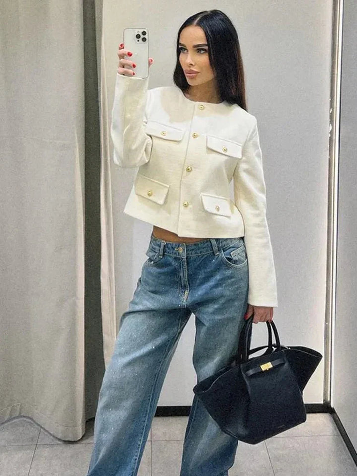 Elegancka dwurzędowa marynarka damska z guzikami, długie rękawy, wyrafinowany nowoczesny krój dla szykownego i wszechstronnego stylu.