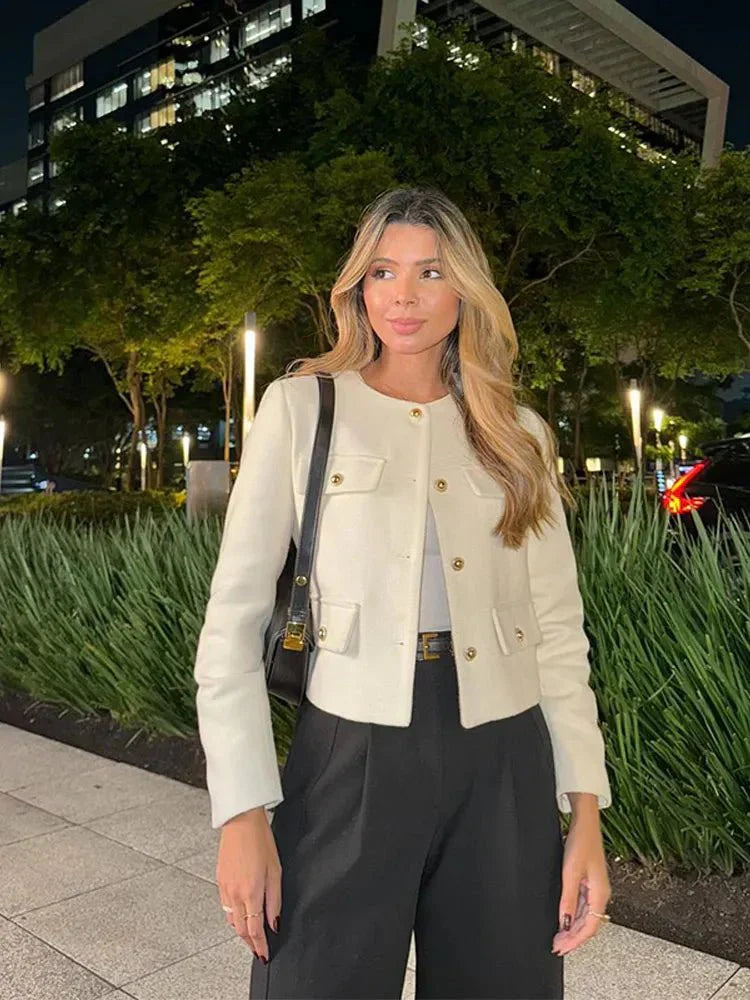 Elegancka dwurzędowa marynarka damska z guzikami, długie rękawy, wyrafinowany nowoczesny krój dla szykownego i wszechstronnego stylu.